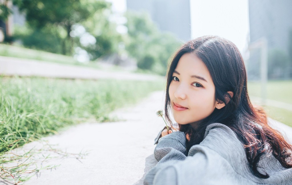 电话里，她哭着说：“亲爱的，我…我怀孕了…三个月了，不过你放心，不是你的，不用你负责。